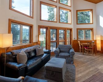 Mayfield Gardens Cabin w/ Jacuzzi and Wood Stove at Green Springs Inn - Ashland - Living room