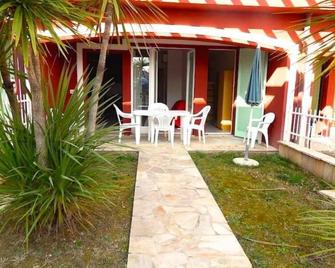 S011 - Sirolo, new three-room apartment with garden - Sirolo - Innenhof