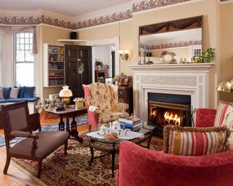 Brook Farm Inn - לנוקס - טרקלין