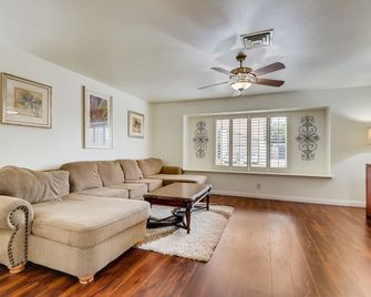 Home away from home, Close to strip - Spring Valley - Living room