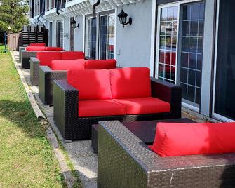 Lagoon City Pier One Resort - Brechin - Patio