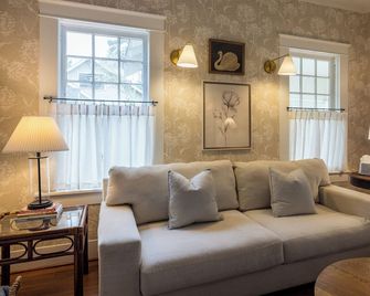 The Hansell House, your Downtown Thomasville Destination! Family + Pet Friendly! - Thomasville - Huiskamer