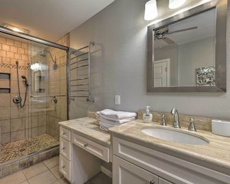 Spacious Granbury Home w/ Lakefront Outdoor Oasis! - Granbury - Bad