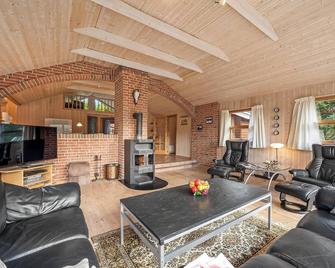 Cozy And Spacious Holiday Home Near Torup Strand Close To The North Sea - Fjerritslev - Wohnzimmer