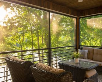 Lakefront home w gorgeous views, screened patio, firepit, dock, putting green - Florence - Balkon