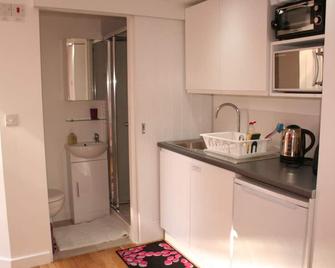Self-contained New Studio with independent entrance in an up-market quiet area. - London - Kitchen