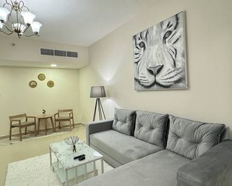 Charming 2-bedroom apartment in fabulous Sharjah with WiFi, fitness room - Charjah - Salon
