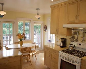 Charming & Cozy Character Home in Lovely Point Grey - Vancouver - Kitchen