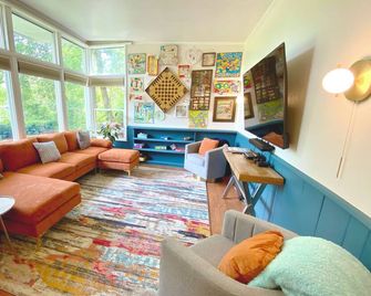 Retro & romantic 2BR bungalow, Lake Erie living, wineries, beaches - North East - Living room