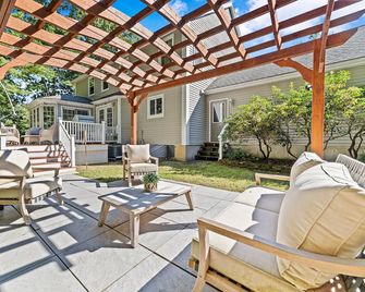 Spacious luxury home, 22 min from Boston and 20 min from Gillette Stadium. - Stoughton - Patio