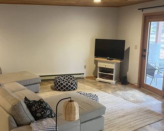 The Roost, a lakefront 4 season home in the Adirondack Mountains - Chestertown - Вітальня