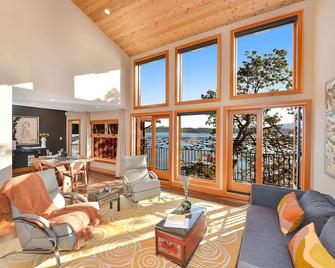 Salishan Tree House Suite - Cowichan Bay - Living room