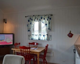 Sjøstrand Rorbuer - Ballstad - Comedor