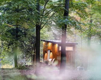 The Bracken Cabin at Fernwood Hills - Strathroy - Outdoors view