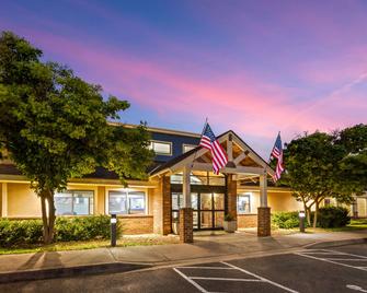 AmericInn by Wyndham North Branch - North Branch - Building