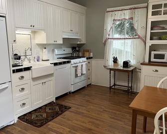 Creekside Home in Historic Sutter Creek - Sutter Creek - Kitchen