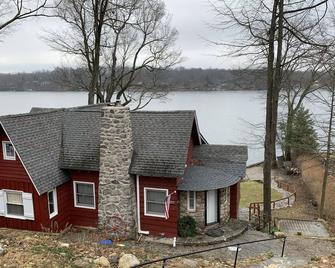 Lake House / Private Dock & Deck on the water / 5min from Skiing, Hiking & Golf - Highland Lakes - Building