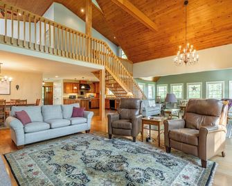 Spacious Lakehouse +Private Dock+Firepit+Kayaks - Raymond - Living room