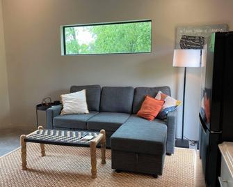 Cozy cottage in charming downtown Mount Vernon. - Mount Vernon - Sala de estar