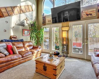 Secluded Home w/ Hot Tub & Mountain Views! - Millcreek - Phòng khách