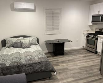 Private guest house with full kitchen and bathroom - Gardena - Schlafzimmer