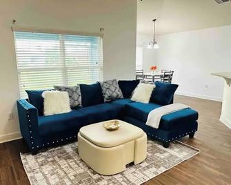 Charming 2-bedroom house with WiFi, AC in peaceful Tracy - Tracy - Wohnzimmer