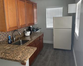 2/1 apartment next to FIU and Dolphin Mall - Sweetwater - Kitchen