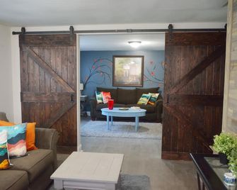 Beautiful Lakeside Cottage (Hidden Cove Farmhouse) 4bedroom 3 bath - Palmetto - Living room