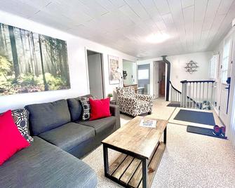 Cozy Sauble Beach Hideout | Walk to Beach & Park! - South Bruce Peninsula - Living room
