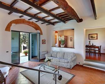 Villa Buonagrazia: A charming three-story villa in the characteristic style of the Tuscan countryside. - Lucolena - Sala de estar