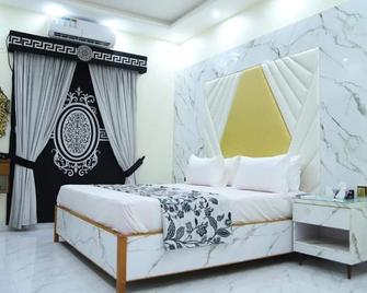 Roomi Rezidor Guest House - Karachi - Habitación