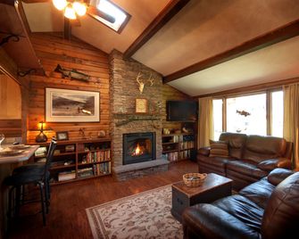 Beautiful Cabin with Hot-Tub and Breathtaking Landscape Views in Montana - Clinton - Living room