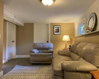 Cozy Private Suite near U-District + Free Parking & fast Internet - Σιάτλ - Σαλόνι