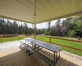 Cozy 3 Bedroom Cabin in the Adirondack Foothills - Boonville - Balcón