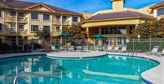 La Quinta Inn & Suites by Wyndham Macon - Macon - Zwembad