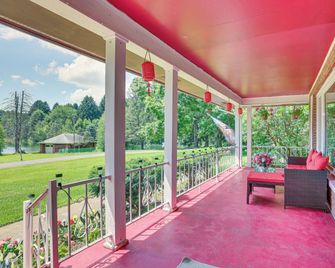 Private 5-Acre Lake: Pet-Friendly Grove City Home - Grove City - Balcón