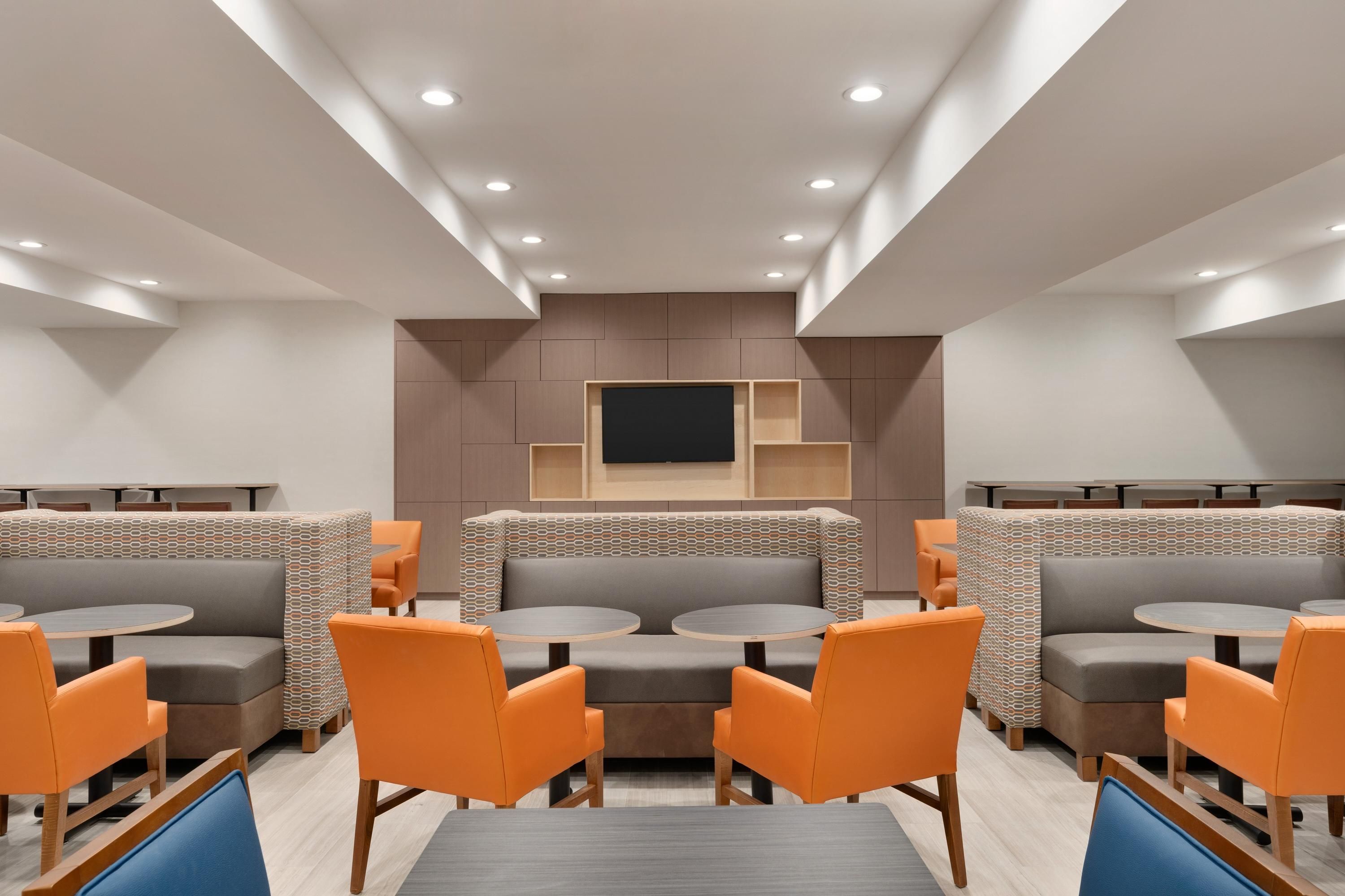 Lounge view of Holiday Inn Express Jamaica - JFK Airtrain - Nyc