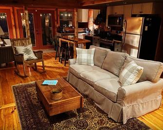 Serenity Now on Lake Champlain: Authentic Adirondack Cabin Retreat - Come visit! - Plattsburgh - Living room