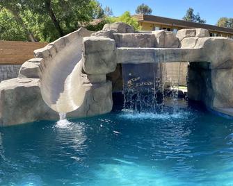 6 bedroom- resort backyard pool mini golf firepit - Santee - Pool