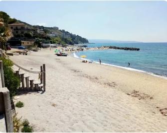 Casa di Giorgio-fronte spiaggia - Pizzo - Strand