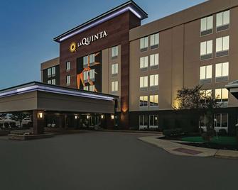 La Quinta Inn & Suites by Wyndham Cleveland Airport West - North Olmsted - Building