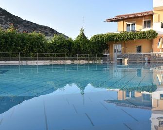 Sarikampos Beach - Myrtos - Pool