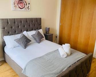 Modern 2 Bed Apartment, Close to Gla Airport & M8 - Paisley - Bedroom