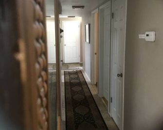 Convinient North Davis Location Leopard Room. - Davis - Hallway