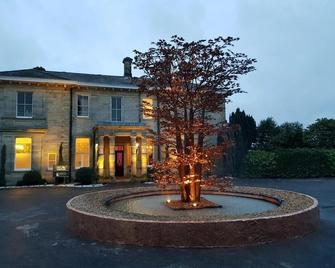Leonardslee House at Leonardslee Lakes & Gardens - Horsham - Будівля