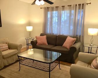 Holiday Island 1 Br Condo - St. Petersburg - Living room