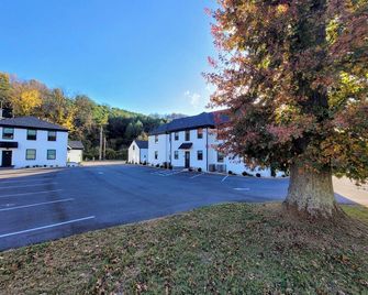 The Traveler on Main - Suite #8 - Across the Street from Back of the Dragon! - Tazewell - Edificio