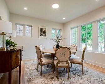 Lux West Nash Tudor 4mi to DT Sleeps 9 - Nashville - Comedor