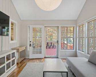 Emerald Cabin W/Hot tub, Firepit, Lake, Skiing - Basye - Living room