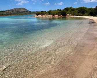 Walk to 4 charming family-friendly beaches with all amenities nearby - Baia Sardinia - Playa